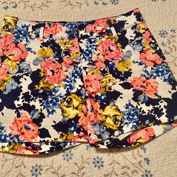Size 8 Isaac Mizrahi New York Shorts - Navy and Pink Floral - Like New - Picture 6 of 12